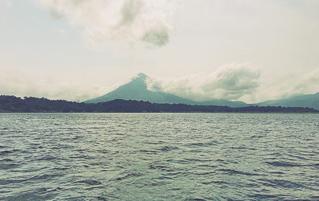 Volcán Arenal desde Lago Arenal. Costa Rica