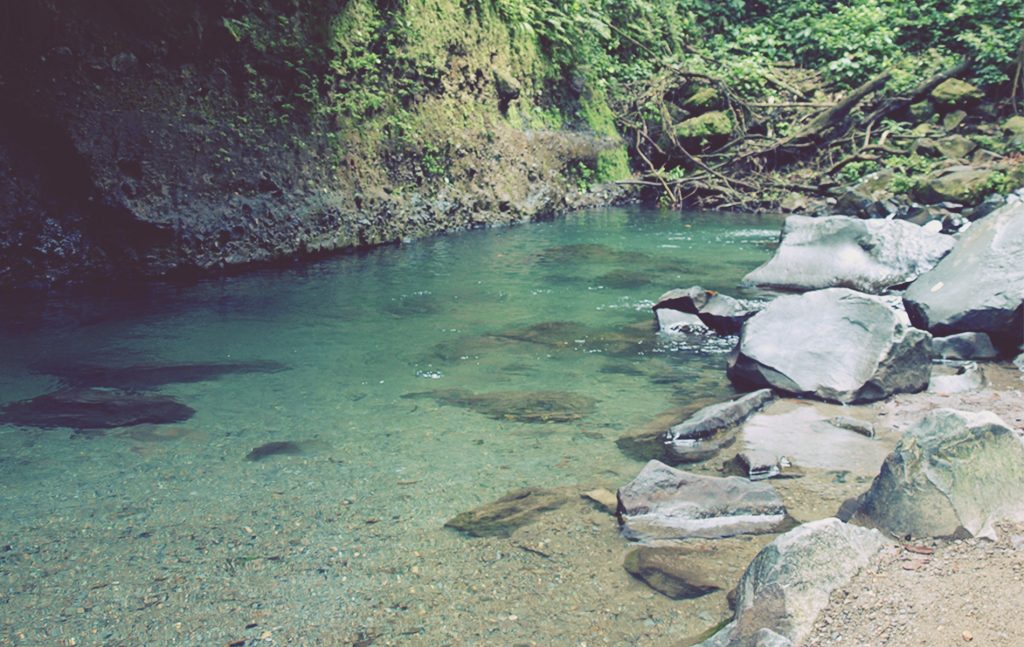 Aguas tranquilas en la Catarata Río Fortuna. La Fortuna, Costa Rica.