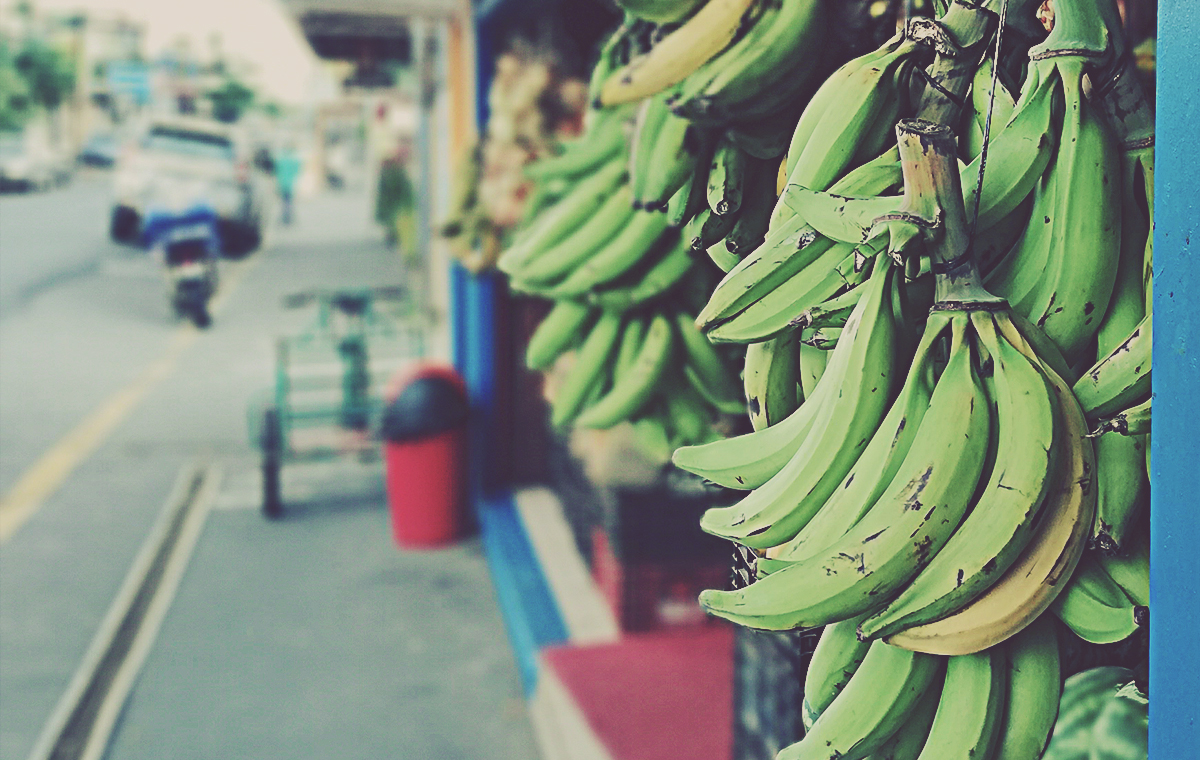 Plátanos en una calle en Costa Rica