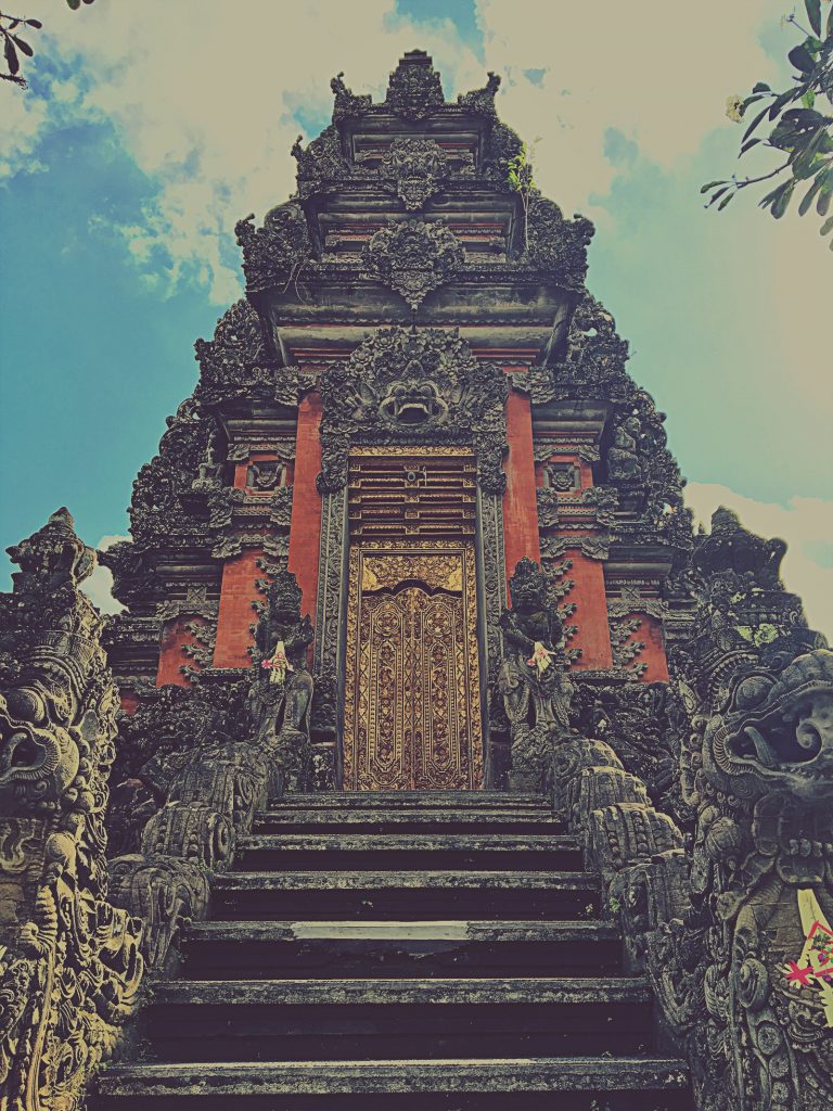 Puerta principal, templo Saraswati,. Ubud, Indonesia