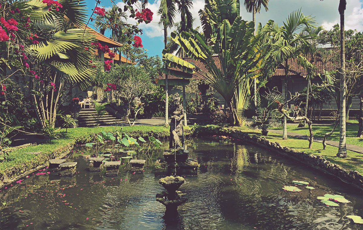 Jardines y estanque del museo Puri Lukisan. Ubud, Bali