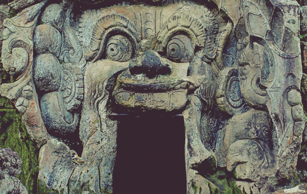 Boca del demonio de la entrada a Goa Gajah (Cueva del Elefante). Ubud, Bali