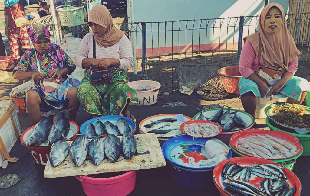 Venta de pescado en la calle en Lombok
