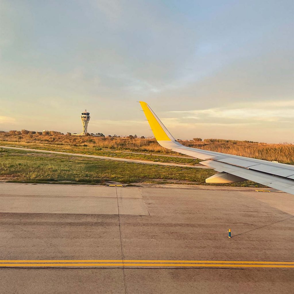 Avión de Vueling a punto de despegar en el aeropuerto de Barcelona